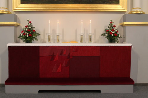 Kuhmon kirkon alttaripöytä punaisin tekstiilein