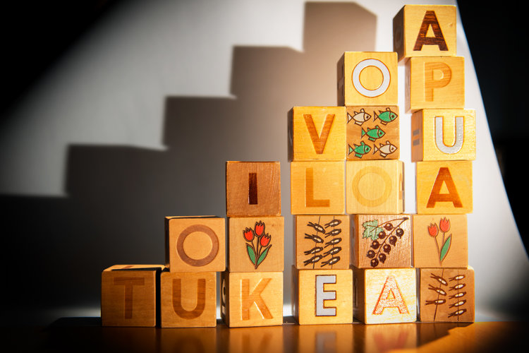 Palikoista koostetut portaat, joissa teksti toivoa, iloa, apua ja tukea.